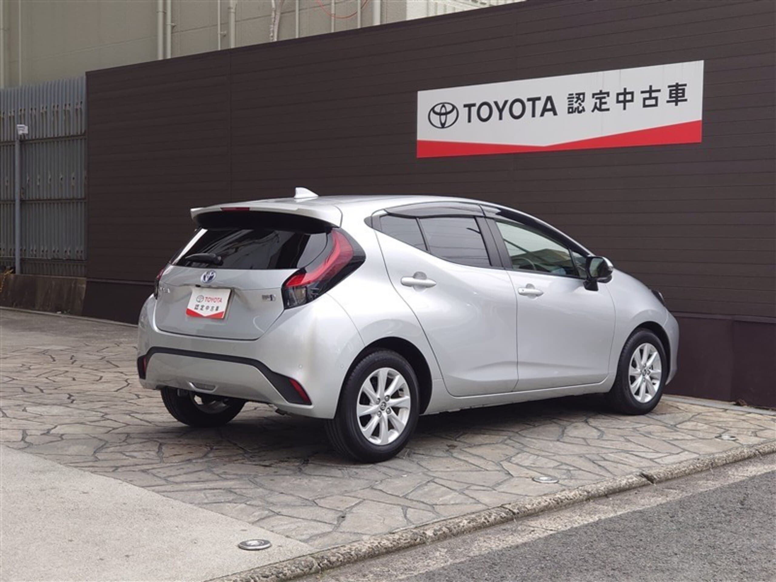 アクア 右斜め後ろ